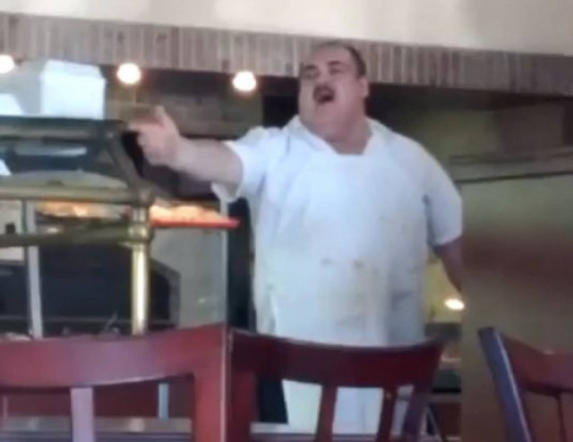 Το «αηδόνι» που δουλεύει σε πιτσαρία