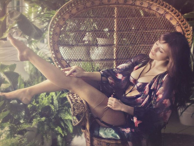 Η Mylène αλά…  Εμμανουέλα!