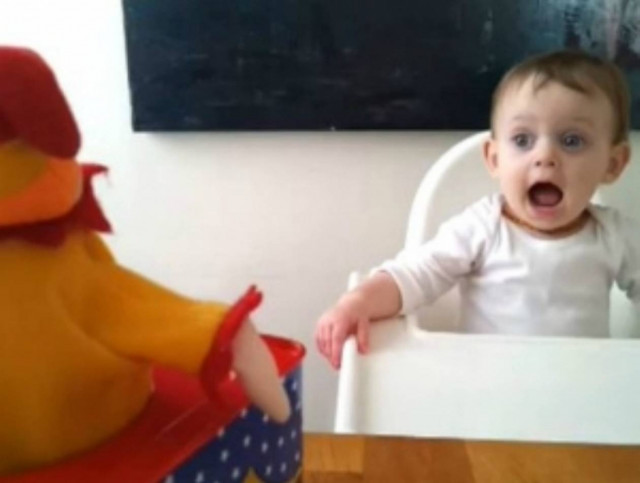 Μωρό έμεινε με το στόμα ανοιχτό!