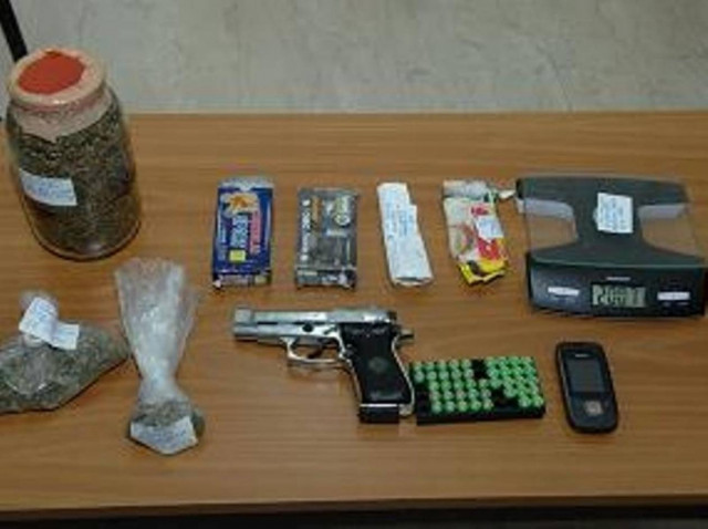 Στη φυλακή για ναρκωτικά και οπλοκατοχή