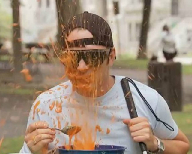 Ξεκαρδιστική φάρσα με σούπα που εκρήγνυται!