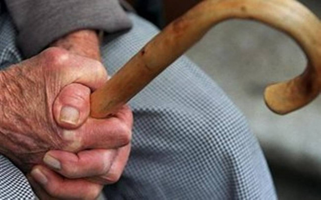 Ξυλοκόπησαν ηλικιωμένο για να τον ληστέψουν