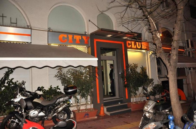 Χειροπέδες σε γνωστό τραγουδιστή για παράνομο τζόγο!