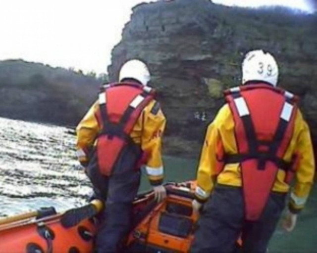 Παγιδεύτηκαν στα βράχια και σώθηκαν μέσω Facebook!