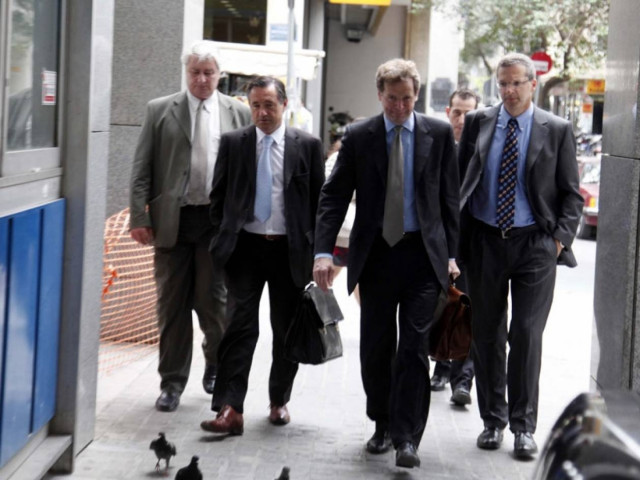 Αδιάλλακτη η Τρόικα - Καταργεί 13ο και 14ο μισθό