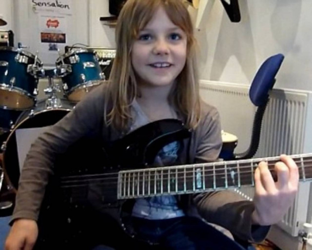 Η 8χρονη που ροκάρει και τρελαίνει το youtube!