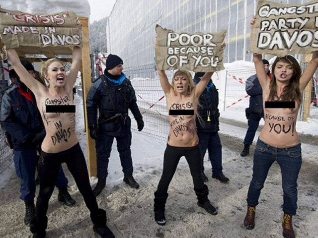 Γυμνόστηθη διαμαρτυρία στο χιονισμένο Νταβός