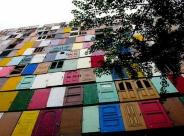 «Έντυσε» το κτίριο με πόρτες