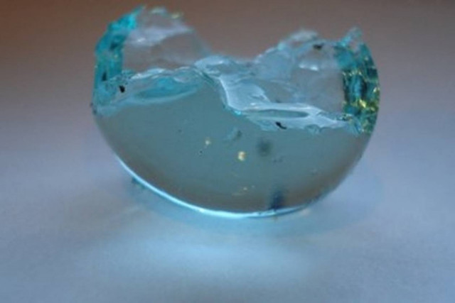 «Έβρεξε» μπλε βόλους στον κήπο του!