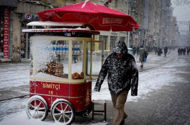 Προβλήματα από τη χιονόπτωση στην Κωνσταντινούπολη