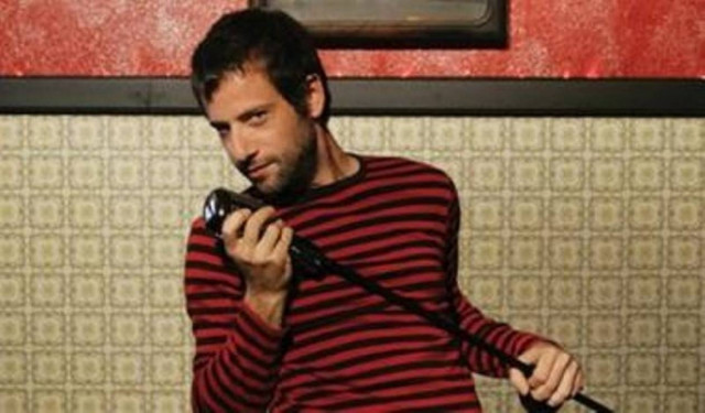 Ο Κωστής Μαραβέγιας παρουσιάζει τη Λόλα στο Fuzz Club