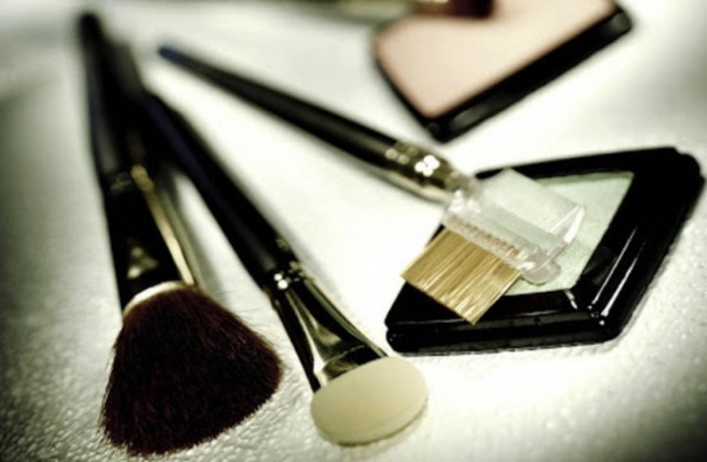 Κάντο μόνη σου: καθάρισε τα πινέλα του μακιγιάζ