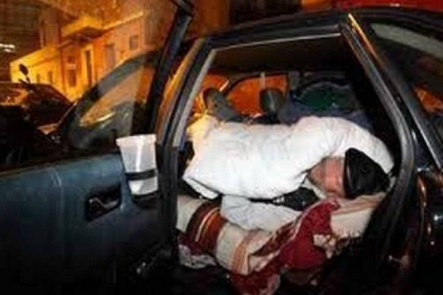 Εξαμελής οικογένεια ζει μέσα σε ένα αυτοκίνητο!