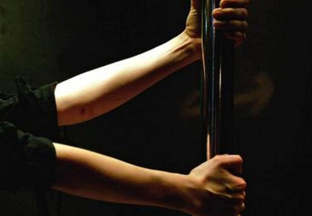 Άφησε τα όπλα κι ανέβηκε στις μπάρες