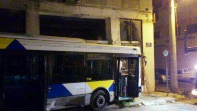Ι.Χ. εμβόλισε λεωφορείο