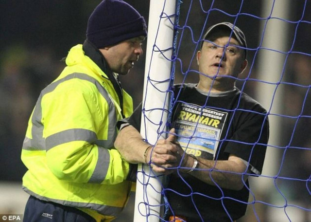 Δέθηκε με χειροπέδες στο δοκάρι