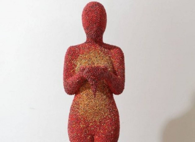 Γλυπτό φτιαγμένο από 20.000 πασχαλίτσες