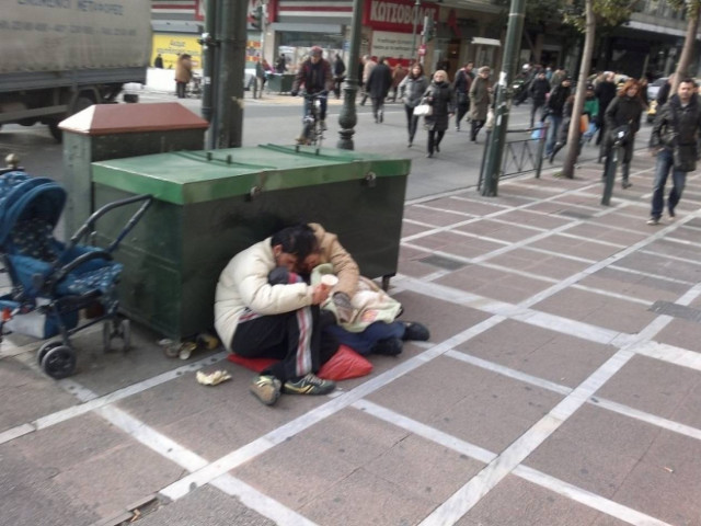 Μεγαλώνουν το βρέφος τους στο δρόμο!