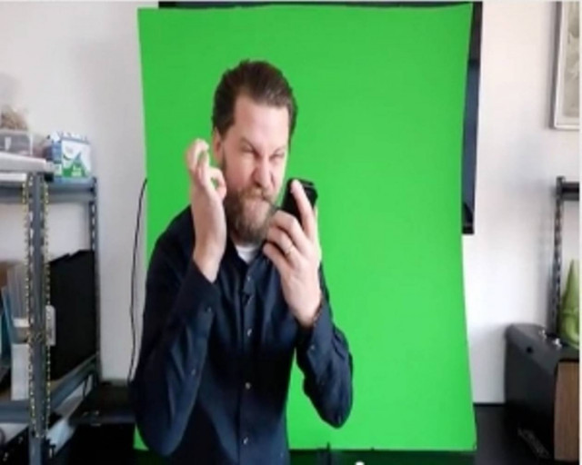 Σκωτσέζος τα βάζει με το Siri του iPhone!