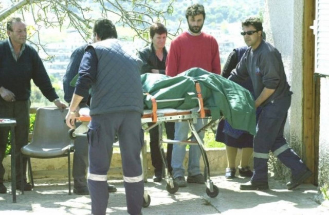 Κοιμόταν, επί τρεις μέρες, με τον νεκρό πατέρα του!