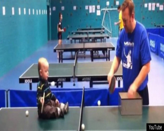 Αυτό το μωρό παίζει ping-pong καλύτερα από εσένα!
