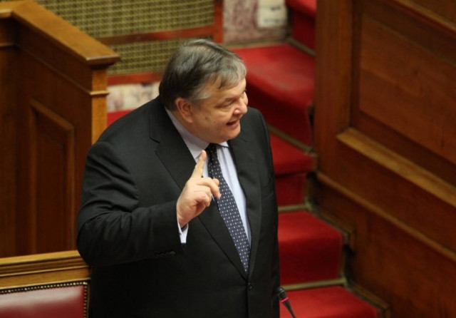 Οι Έλληνες κρύβουν 49 δισ. ευρώ κάτω από το στρώμα