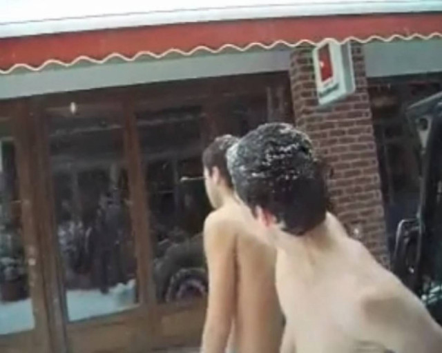 Δυο... τολμηροί, ημίγυμνοι Έλληνες αψηφούν το κρύο!