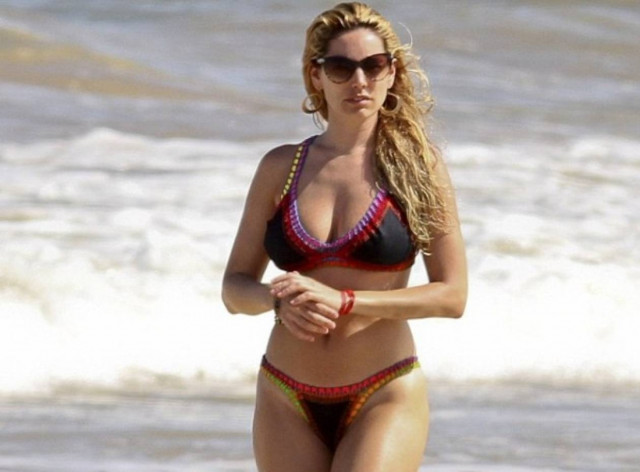 Η Kelly Brook δαμάζει τα κύματα