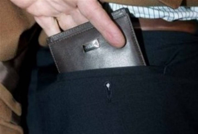 Πορτοφολάς έκανε «μπίζνες» σε νοσοκομεία