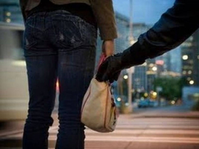 Έξι «άντρες» για μια τσάντα…