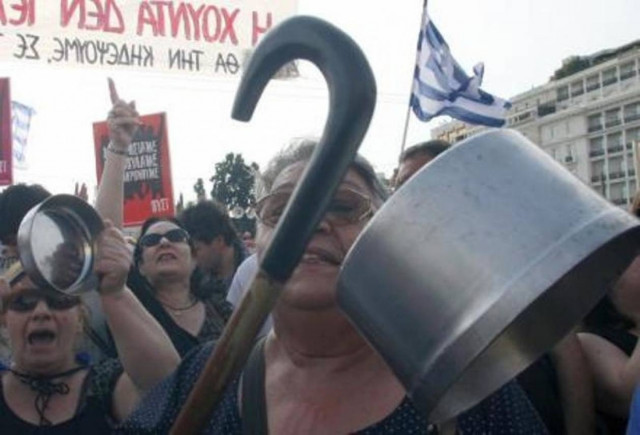 Πάτρα: Διαδήλωση με άδειες κατσαρόλες