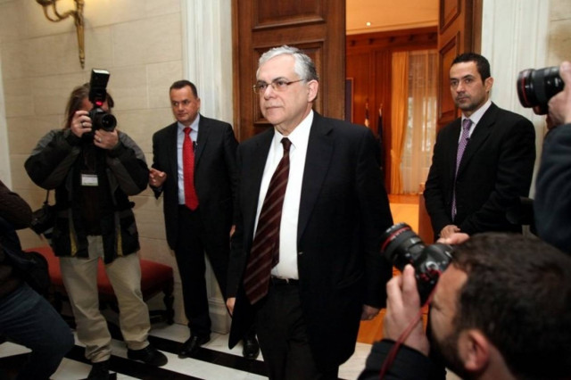 Ο Παπαδήμος δείχνει «μαχαίρι» σε μισθούς και συντάξεις