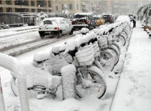 Βίντεο:Σε κλοιό χιονιού η Βρετανία