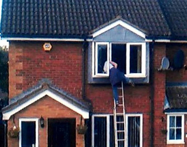 Δείτε πως ο ληστής άρπαξε την πιστωτική κάρτα