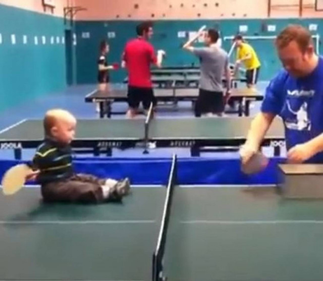 Παίκτης πινγκ-πονγκ 18 μηνών
