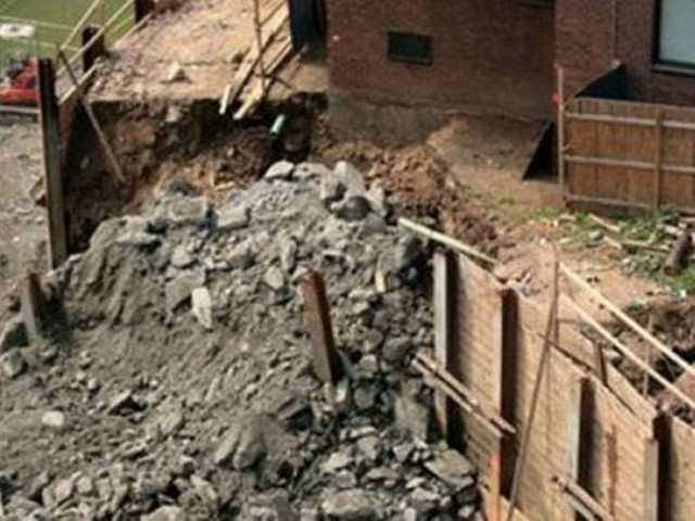 Κατέρρευσε τριώροφο εργοστάσιο στο Πακιστάν