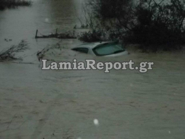 Φθιώτιδα: Φούσκωσε ο Σπερχειός – Εγκλωβισμένοι οδηγοί