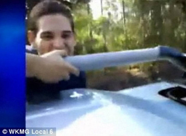 «Σέρφινγκ» στο αυτοκίνητο σκοτώνει 18χρονους