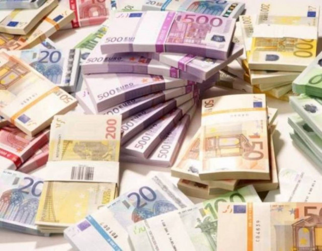 To έλλειμμα και η ύφεση εκτινάσσουν  το δημόσιο χρέος