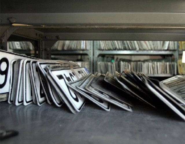 Έκλεβαν κρατικές πινακίδες κυκλοφορίας για δωρεάν βενζίνη