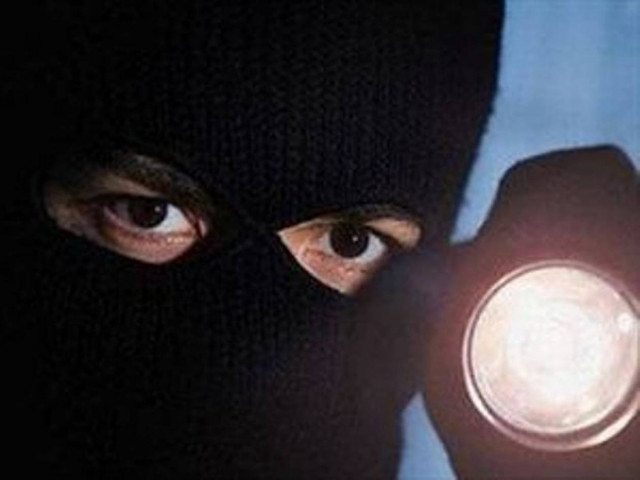 Την λήστεψαν κουκουλοφόροι στη μέση του δρόμου