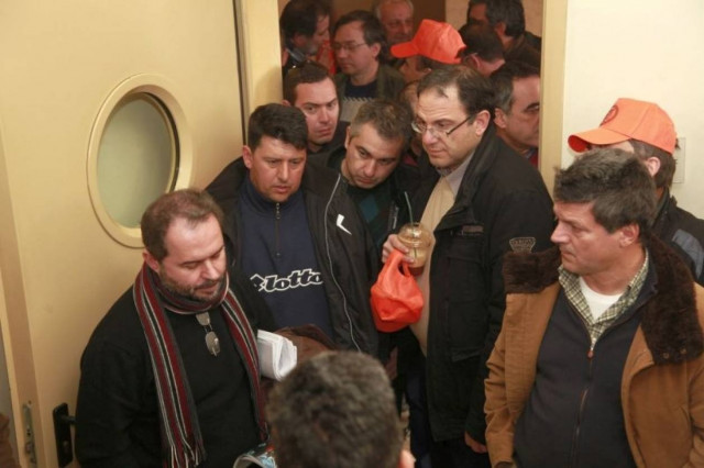 Από την πίσω πόρτα φυγάδευσαν τον Παπακωνσταντίνου