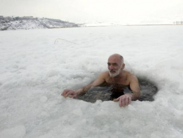 Κολυμπά στον πάγο!
