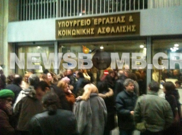 Κατάληψη στο υπουργείο Εργασίας από εργαζόμενους στον ΟΕΚ