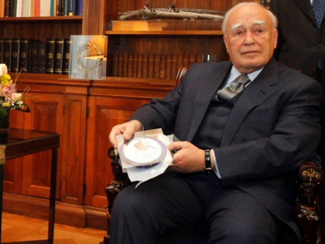 Στη ...βοήθεια του Θεού ελπίζει ο Καρατζαφέρης