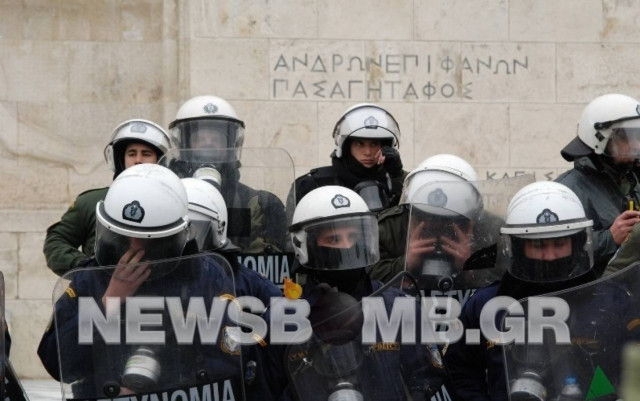 Έξι συλλήψεις και δέκα τραυματισμοί στα επεισόδια στο κέντρο