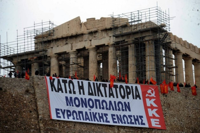 Πανό του ΚΚΕ στην Ακρόπολη