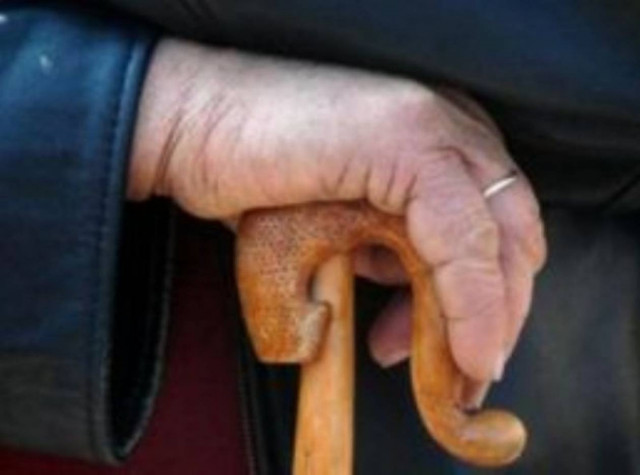 Nεαροί λήστεψαν ηλικιωμένο