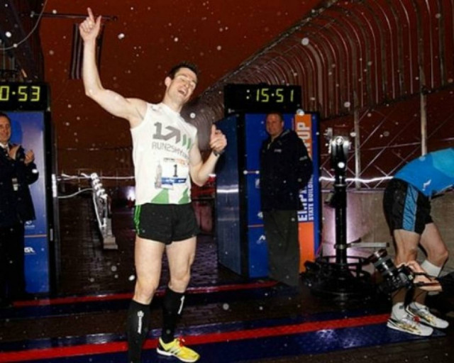 Ανέβηκε με τα πόδια (!) 1.576 σκαλιά σε 10 λεπτά