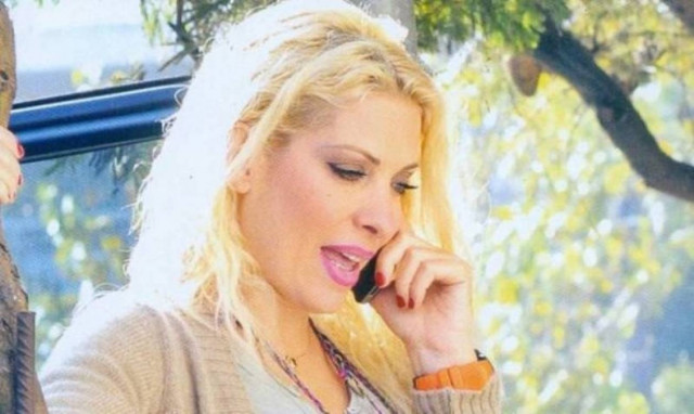 Με ένα τηλέφωνο στο χέρι η Ελένη